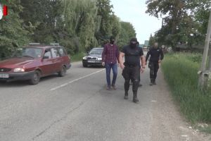 Ziarişti ameninţaţi şi bruscaţi golăneşte de oamenii legii în timpul unui exerciţiu ...