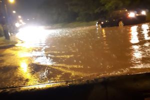 INUNDAŢII în Vâlcea : Oameni salvaţi dintr-o maşină surprinsă de ape