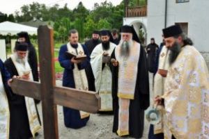 Înaltpreasfinţitul Părinte Varsanufie a aşezat piatra de temelie a noii bisericii de la Mănăstirea Ostrov