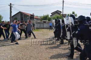 FOTO: Revoltă la Penitenciarul Focşani! Vezi aici confruntarea dintre deţinuţi şi jandarmi!