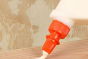 Aracet pentru lipirea lemnului – Care sunt factorii care influenteaza alegerea aracetului pentru lemn?