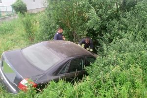 FOTO. Accident pe DN 19. Un şofer a intrat cu maşina într-un podeţ