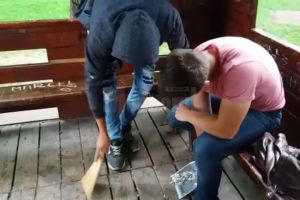 Tineri care au făcut mizerie pe spaţiul public, puşi să facă curat, de Poliţia Locală Suceava