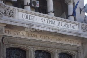 O eleva de la I.L.Caragiale isi acuza profesorul de matematica. Fata sustine ca a fost lasata corigenta pentru ca a refuzat sa faca pregatire