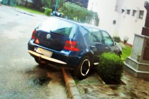 FOTO. Un şofer beat criţă a intrat cu maşina într-o cruce!