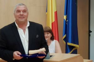 VIDEO FOTO – Constantin Chiriac emoţionat profund la primirea titlului de cetăţean de onoare al judeţului Sibiu