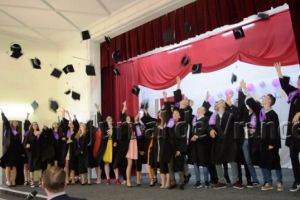 FOTO: Primarul Iulian Nica a felicitat absolvenţii claselor a VIII-a pentru performanţele obţinute în gimnaziu