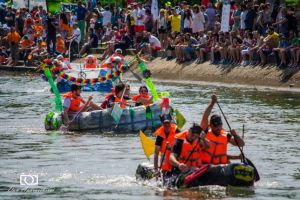Batalie mare pe Bega: barci trasnite, din materiale reciclabile, in competitie la Timisoara