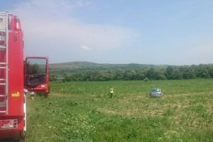 FOTO: Accident la Teleac. O şoferiţă a ieşit cu maşina pe câmpul de la marginea drumului