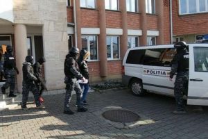 ” A căzut în baie şi şi-a fracturat coloana şi are nevoie de 7.500 de euro pentru operaţie.” Metoda ”acccidentul”, folosită de doi escroci pentru a înşela oamenii