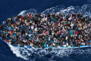 Şase traficanţi de imigranţi milionari din Libia sancţionaţi, în premieră, de ONU