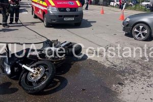 Imagini de la eveniment. Accident rutier pe strada Suceava din Constanta, in zona Brotacei. Un motociclist a fost ranit  