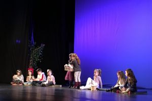 Ucenicii păpuşari fac spectacol duminică pe scena Teatrului Colibri Craiova