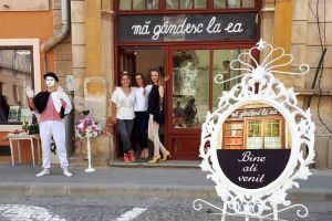 VIDEO FOTO S-a redeschis ”Mă gândesc la ea – NON STOP”. Cu emoţie şi multă lume