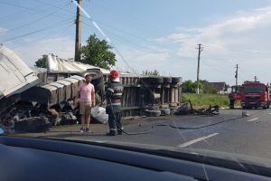 Un autocamion plin cu ciment s-a răsturnat la Berheci
