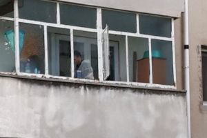 MAMĂ UCISĂ de FIU. Criminalul a rămas ORE în ȘIR lângă CADAVRU. Când a venit Poliţia, s-a lăsat cu URMĂRIRE cu MAȘINI
