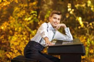 FOTO: Andrei Șerban, un tânăr de 13 ani, a reprezentat Alba Iulia în emisiunea VOCEA ROMÂNIEI JUNIOR şi a cântat la pian şi voce