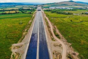 FOTO, VIDEO. Autostrada Sebeş-Turda: S-au reluat lucrările pe lotul 2 după o pauză de mai bine de un an. S-a pus balast stabilizat şi asfalt