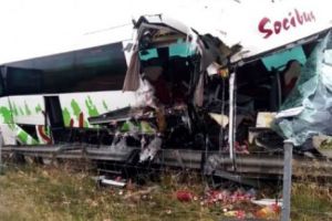 ACCIDENT GRAV în Spania. Printre VICTIME se află şi un ROMÂN. Un AUTOCAR plin cu pasageri s-a ciocnit de un TIR