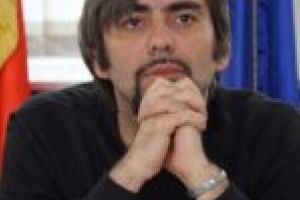 Consilierul local care a refuzat o geantă de bani le cere scuze reşiţenilor pentru „sauna” din autobuze!