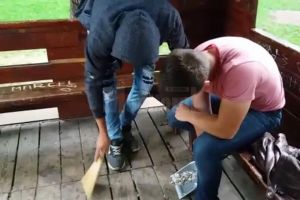 Tineri care au făcut mizerie pe spaţiul public, puşi să facă curat, cu mătura şi făraşul