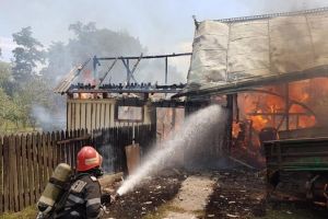 Incendiu puternic extins la două gospodării, la Stroieşti