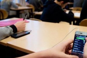 A trecut LEGEA lui MACRON! Sunt INTERZISE telefoanele celulare în ŞCOLI