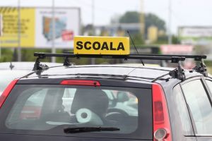 Caz incredibil. Un tanar care se pregatea pentru obtinerea permisului a fost prins conducand cu viteza masina de scoala 