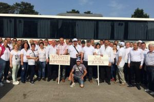 FOTO: ”Am pornit cu entuziasm spre Bucureşti!”. Membrii PSD Alba şi-au făcut poze la plecarea spre mitingul unde vor spune „stop statului paralel care vrea să controleze România cu dosare penale fabricate“