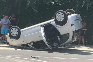 Masina rasturnata in urma unui accident, pe drumul ce leaga Timisoara de Giroc