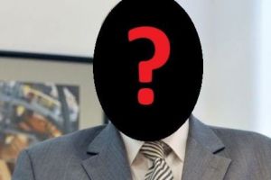 Interpolul NU îl poate GĂSI pe FAIMOSUL FUGAR din România, dar paparazzii, da! Stă la TERASĂ cu NUME GRELE Din POLITICĂ