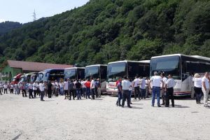 FOTO – Peste zece autocare cu simpatizanţi PSD au plecat din Sibiu spre Bucureşti