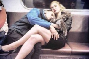 Perverşi şi perverse în autobuze, tramvaie şi la metrou. PUŢINE HAINE, atitudine indecentă şi IMAGINI +18. Galerie foto