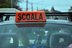 Raliu cu maşina de şcoală: Cu instructorul lângă el, un elev care se pregătea să devină şofer a gonit cu 122 km/h