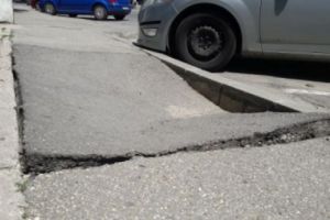Pe str. Maramures, trotuarul e facut din blat de tort? Primaria, solicitata sa intervina