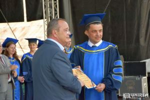 FOTO: Preşedintele companiei Jidvei, Claudiu Necşulescu, a primit, din partea Universităţii ”1 Decembrie 1918” din Alba Iulia, distincţia de omul anului 2018 pentru sprijinul adus învăţământului
