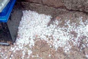 FOTO ȘTIREA TA: Ploaie cu grindină la Cugir. Bucăţile de gheaţă de mărimea unei cireşe au acoperit curţile oamenilor