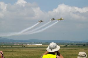 Demonstraţie de măiestrie pe cerul Bacăului