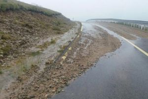 INFOTRAFIC: Circulaţie oprită pe DN 67C Transalpina, între localităţile Tău Bistra şi Oaşa. Autoturisme blocate din cauza aluviunilor acumulate pe suprafaţa carosabilă