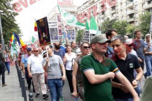 Sute de români tradiţionalişti participă la ”Marşul pentur normalitate”