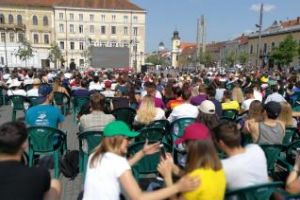 Clujenii s-au strâns în Piaţa Unirii pentru a o susţine pe Halep. Sute de clujeni urmăresc meciul în aer liber FOTO
