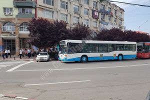 Târgoviştenii au plecat spre mitingul din Capitală. Autocarele i-au preluat din faţa sediului PSD