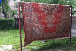 Război cu bătătoarele de covoare şi sârmele de rufe