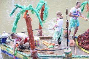 Nici ploaia nu i-a oprit. Barci trasnite, din materiale reciclabile, dau o mare batalie pe Bega