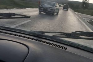 FOTO – Autoturism răsturnat pe DN 1. O persoană rănită