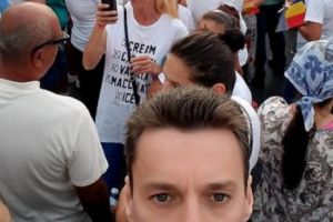 Miting PSD. Mircea Badea este în mijlocul mulţimii: Se va alege praful de #rezist. Sper să se încheie această eră a stalinismului