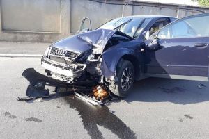 FOTO. Un şofer beat a rupt un stâlp. Plin de sânge în ambulanţă