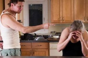 BOTOŞANI. După divorţ i-a aruncat cu pietre pe acoperiş