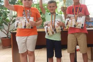 FOTO: Tinerii şahişti albaiulieni au dominat Cupa de Vară de la Sibiu. Alexandru Simina, George Pleşa şi Ianis Tarciuc, primii la categoria de vârstă la care au participat