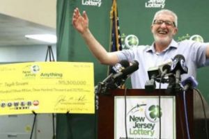 Ăsta este cel mai NOROCOS om al ultimului mileniu. DECIZIA NEOBIȘNUITĂ care i-a adus un CÂȘTIG de 306 milioane de dolari